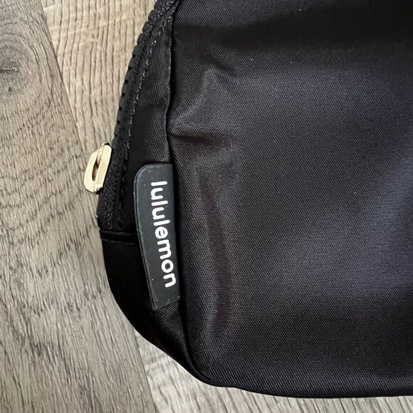 Lululemon Everywhere Belt Bag 1L (the smaller)-Black/Gold-NEW!! - Picture 8 of 8